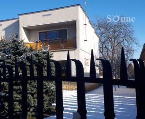 Rodinný dom na peknom slnečnom rovinatom pozemku - Mokrance