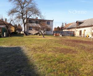 Rodinný dom na peknom slnečnom rovinatom pozemku - Mokrance