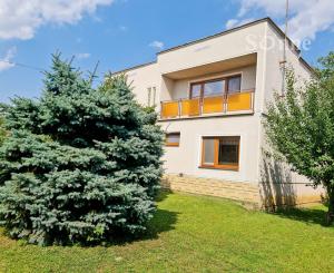 Rodinný dom s možnosťou využitia aj ako dvojgeneračný spolu so samostatnou stavbou - Mokrance