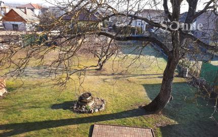 Rodinný dom na peknom slnečnom rovinatom pozemku - Mokrance