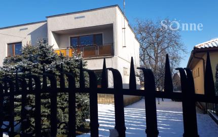 Rodinný dom na peknom slnečnom rovinatom pozemku - Mokrance