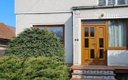 Rodinný dom na peknom slnečnom rovinatom pozemku - Mokrance