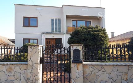 Rodinný dom s možnosťou využitia aj ako dvojgeneračný spolu so samostatnou stavbou - Mokrance