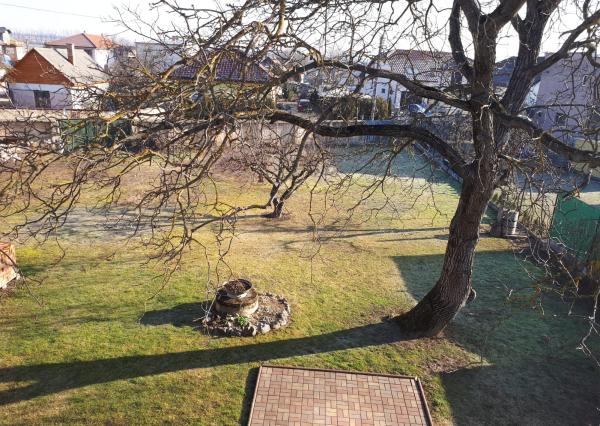 Rodinný dom na peknom slnečnom rovinatom pozemku - Mokrance