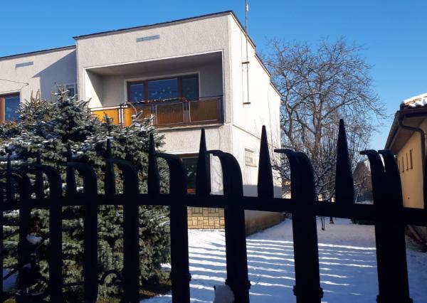 Rodinný dom na peknom slnečnom rovinatom pozemku - Mokrance