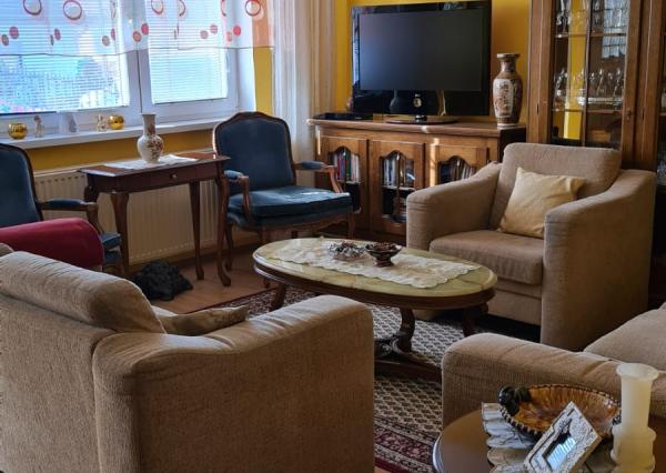 Rodinný dom na peknom slnečnom rovinatom pozemku - Mokrance