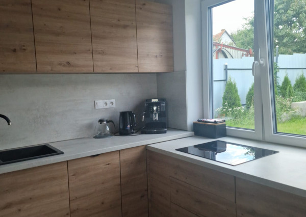 Skolaudovaný a zariadený záhradný dom v Moldave nad Bodvou.