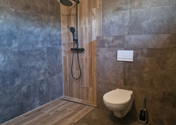 Skolaudovaný a zariadený záhradný dom v Moldave nad Bodvou.