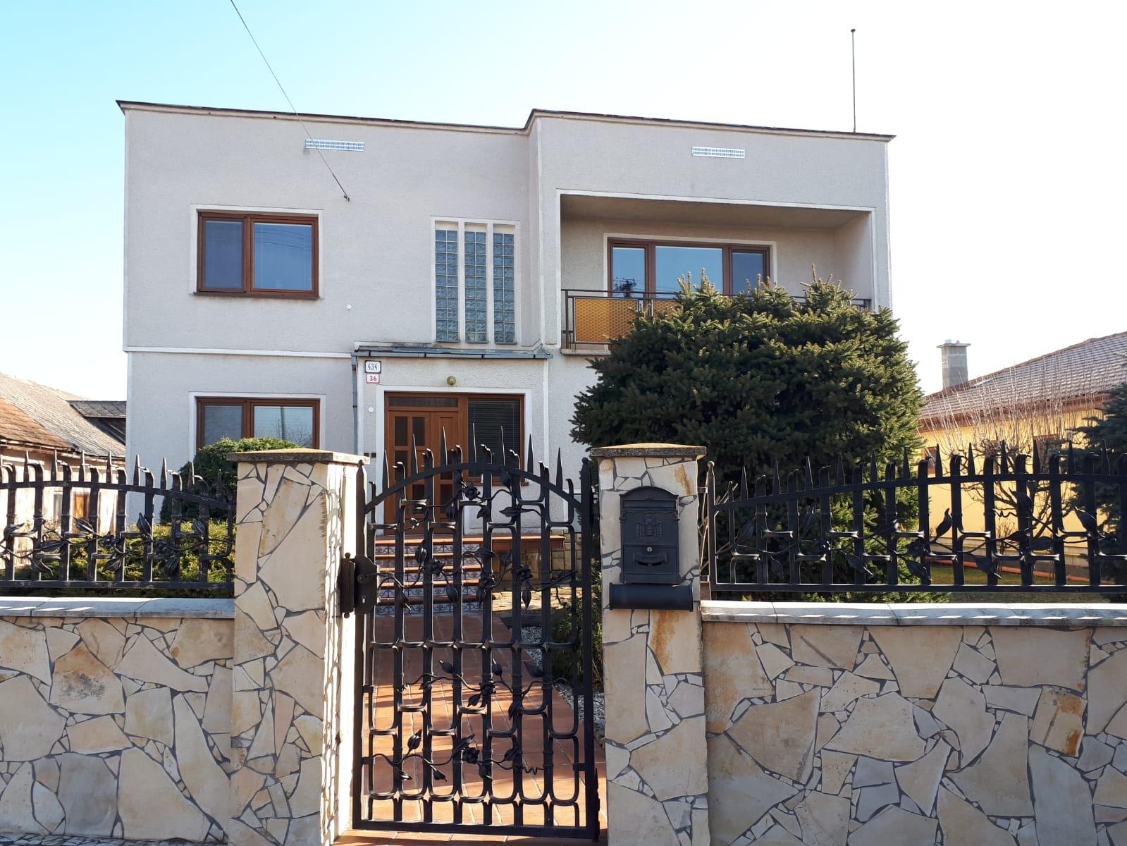 Rodinný dom na peknom slnečnom rovinatom pozemku - Mokrance