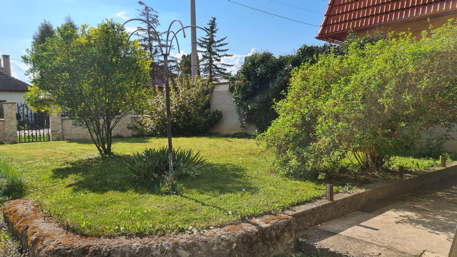 Rodinný dom s možnosťou využitia aj ako dvojgeneračný spolu so samostatnou stavbou - Mokrance